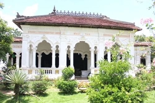 Căn nhà tọa lạc giữa vườn cây ăn trái có diện tích 9667,7 m. Ảnh: Dân trí