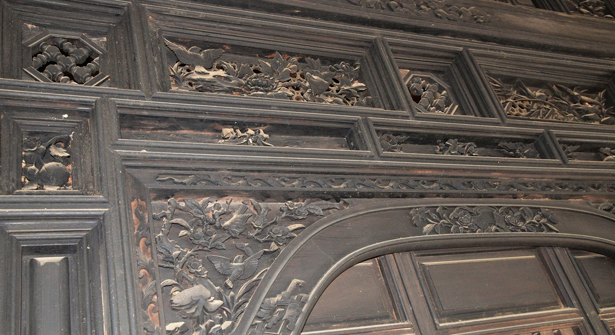 Các hoa văn chim chóc, rồng phượng, lá cành trên cánh cửa, cột nhà, lan can... được chạm trổ công phu và còn nguyên bản. Ảnh: Baoapbac