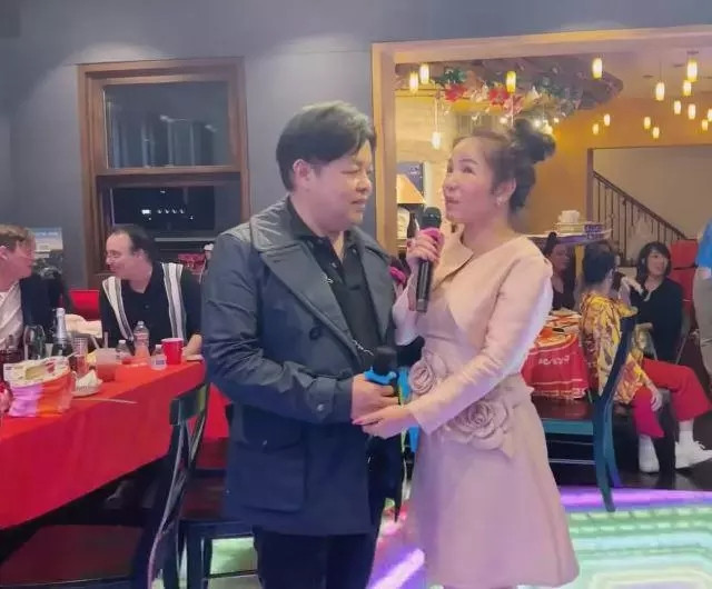 Mới đây, trên kênh YouTube cá nhân, Thúy Nga đã đăng tải một đoạn clip ghi lại cảnh cô cùng ca sĩ Quang Lê biểu diễn trên sân khấu. Ảnh chụp màn hình