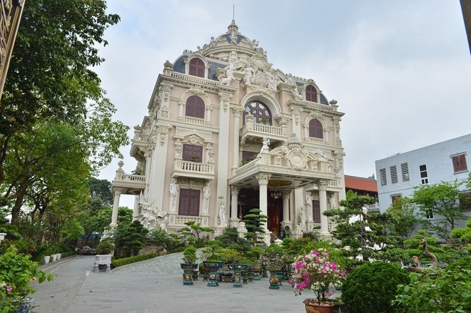 Trong khuôn viên sân nhà đặt rất nhiều cây cảnh đẹp mắt. Ảnh: Vietnamnet