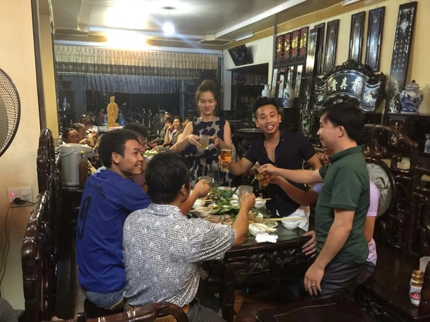 Nội thất bên trong biệt thự hầu hết từ những loại gỗ quý như gỗ hương, gỗ đỏ, cẩm lai. Ảnh: Facebook