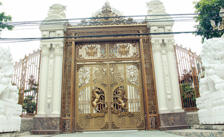 Cổng tòa lâu đài làm bằng hợp kim mạ đồng đắt đỏ. Ảnh: Dân Việt