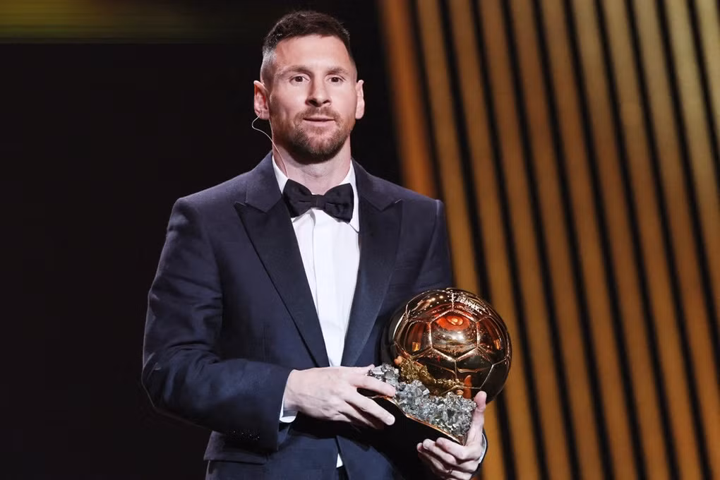 Đúng như nhiều người dự đoán, Lionel Messi đã giành giải Quả bóng vàng 2023 của tạp chí France Football. Đây là danh hiệu Quả bóng vàng thứ 8 trong sự nghiệp của Messi. Ảnh: Getty
