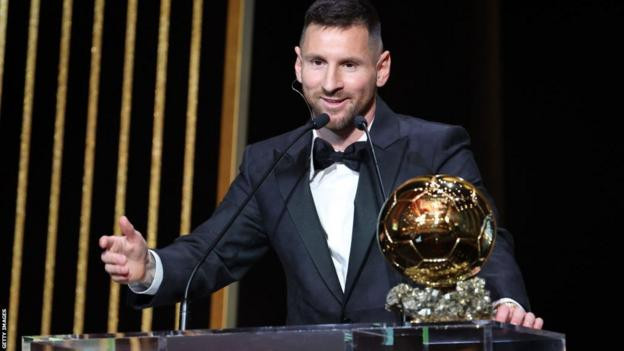 Messi đã nối dài kỷ lục vĩ đại khi trở thành cầu thủ giành nhiều Quả bóng vàng nhất trong sự nghiệp, vượt xa người xếp thứ hai là C.Ronaldo (5 lần). Ảnh: BBC