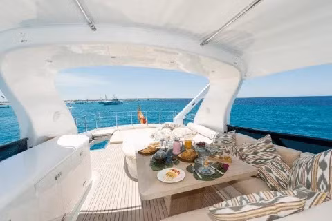 Messi cũng thích đi du lịch cùng gia đình trên du thuyền vào mùa hè với chi phí ước tính khoảng 50.000 USD mỗi tuần. Ảnh: Getty