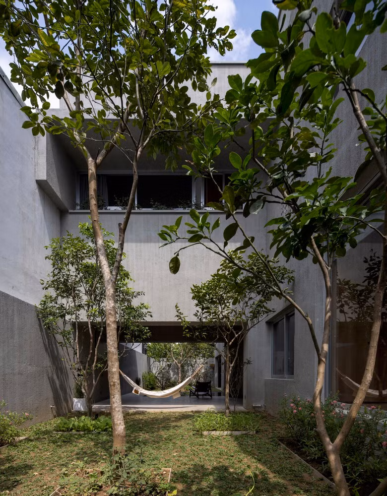 Dự án được hình thành dựa trên 2 định hướng: Một là khu đất mới được sử dụng làm sân vườn có mặt trước hướng Tây, mặt sau quay về hướng Đông (gần khu nhà thấp tầng lân cận) giúp căn nhà giảm sức nóng và bức xạ mặt trời trong mùa hè.