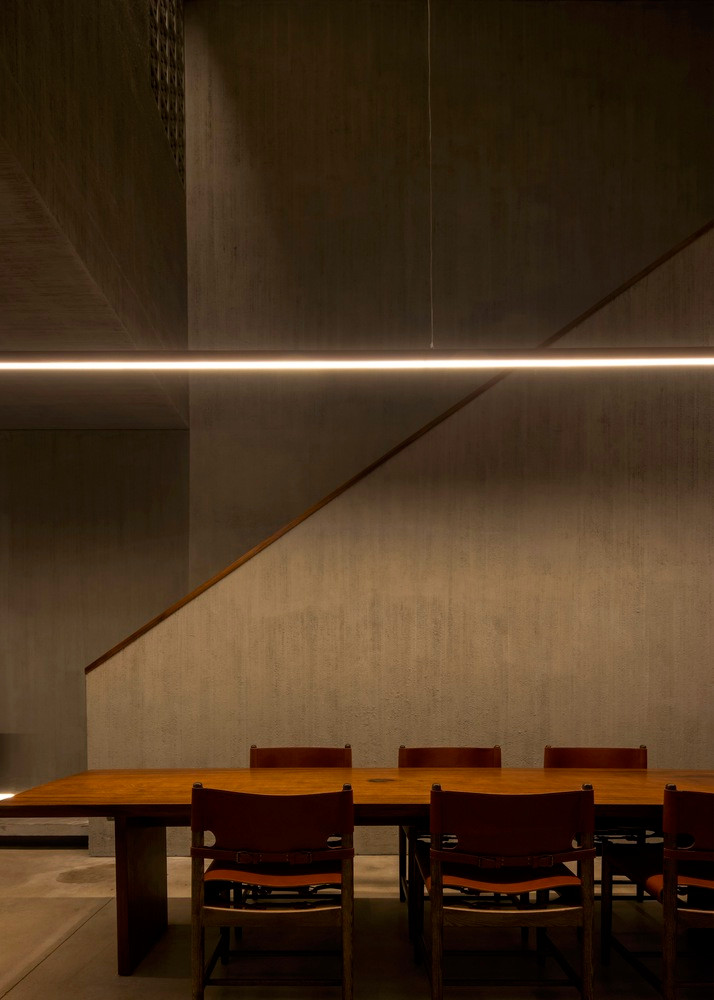 Nội thất bằng gỗ giúp ngôi nhà mang không khí bình yên và xưa cũ.