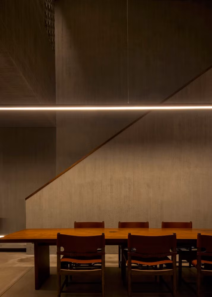 Nội thất bằng gỗ giúp ngôi nhà mang không khí bình yên và xưa cũ.