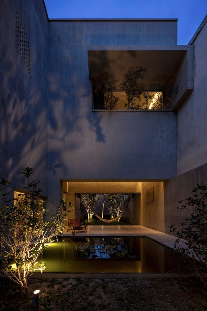 Hồ nước trong nhà phản chiếu không gian tĩnh lặng. Nguồn ảnh: Hoang Le