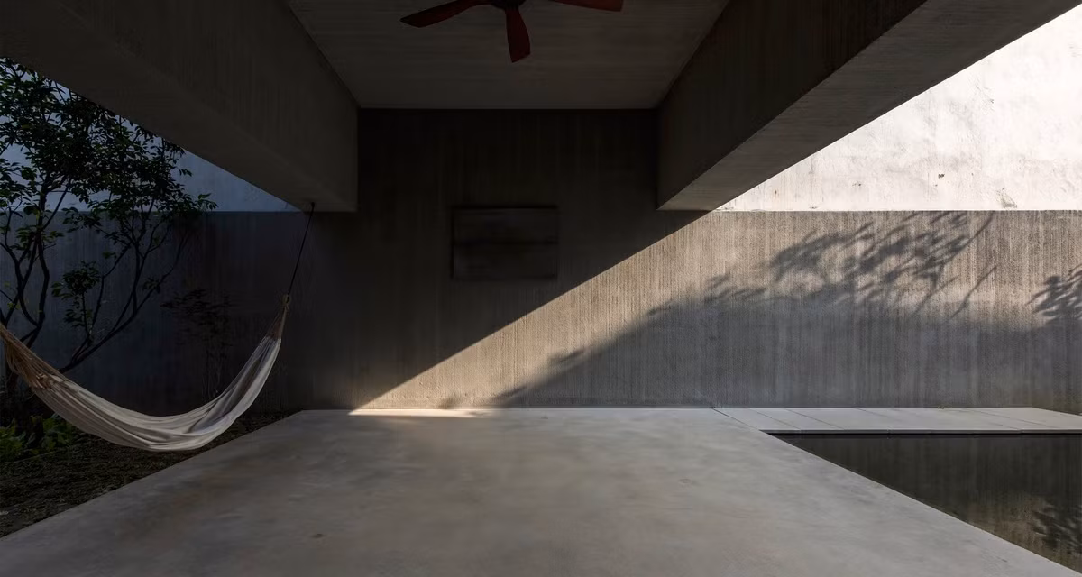 Nền bê tông đánh bóng bằng sáp trong, tường và trần nhà được cào xước trước khi sơn chống thấm gốc xi măng xám.