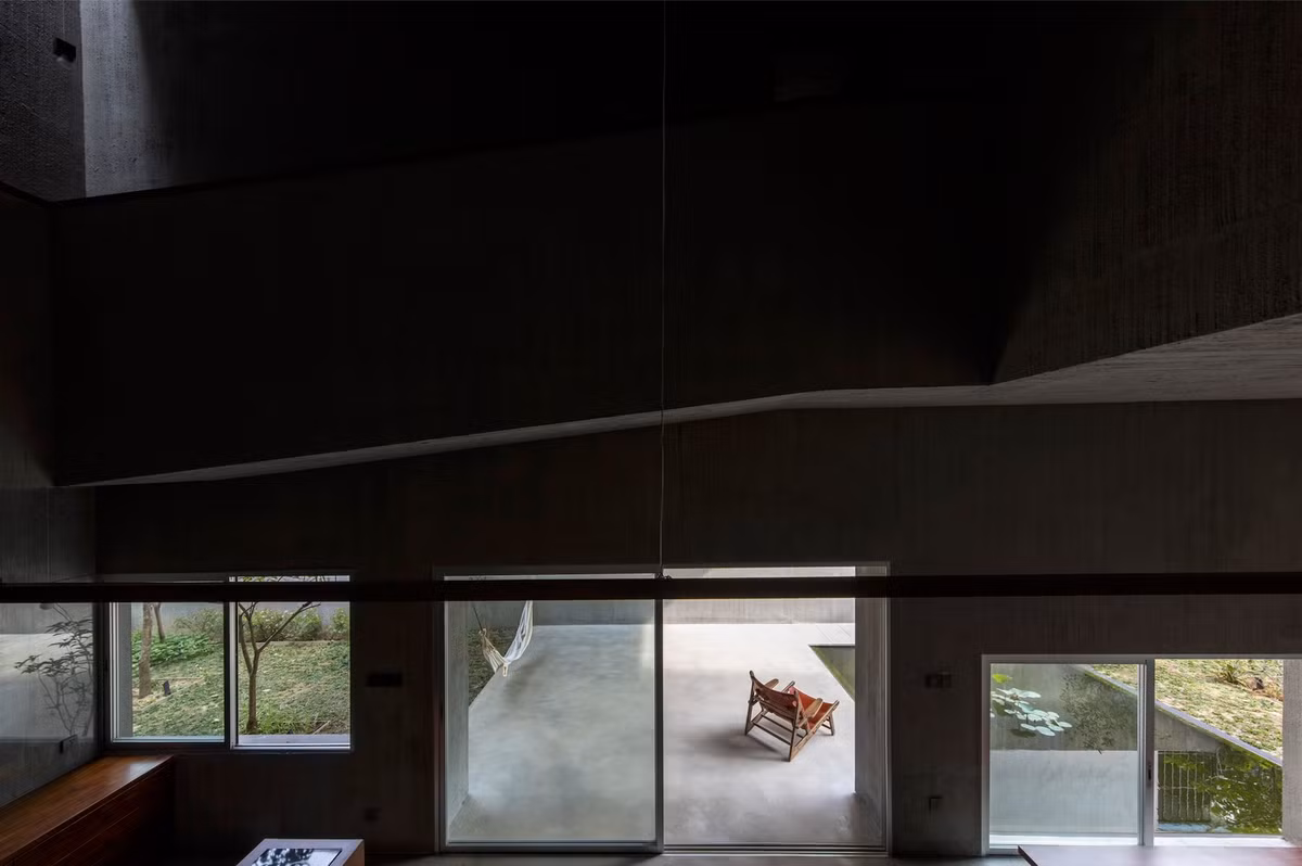 Phòng ăn có tầm nhìn ra bể cá và sân vườn giúp không gian luôn mát mẻ.