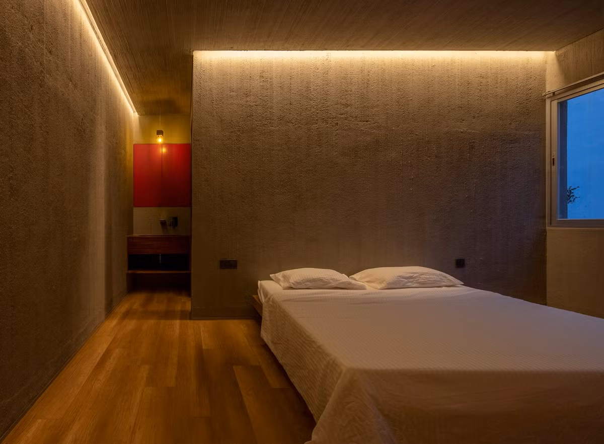 Phòng ngủ ở tầng 1 và tầng 2 thiết kế tối giản để tập trung vào sự nghỉ ngơi.