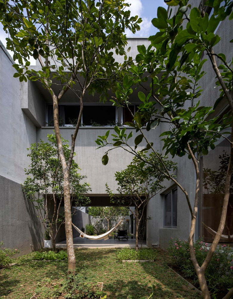 Dự án được hình thành dựa trên 2 định hướng: Một là khu đất mới được sử dụng làm sân vườn có mặt trước hướng Tây, mặt sau quay về hướng Đông (gần khu nhà thấp tầng lân cận) giúp căn nhà giảm sức nóng và bức xạ mặt trời trong mùa hè.