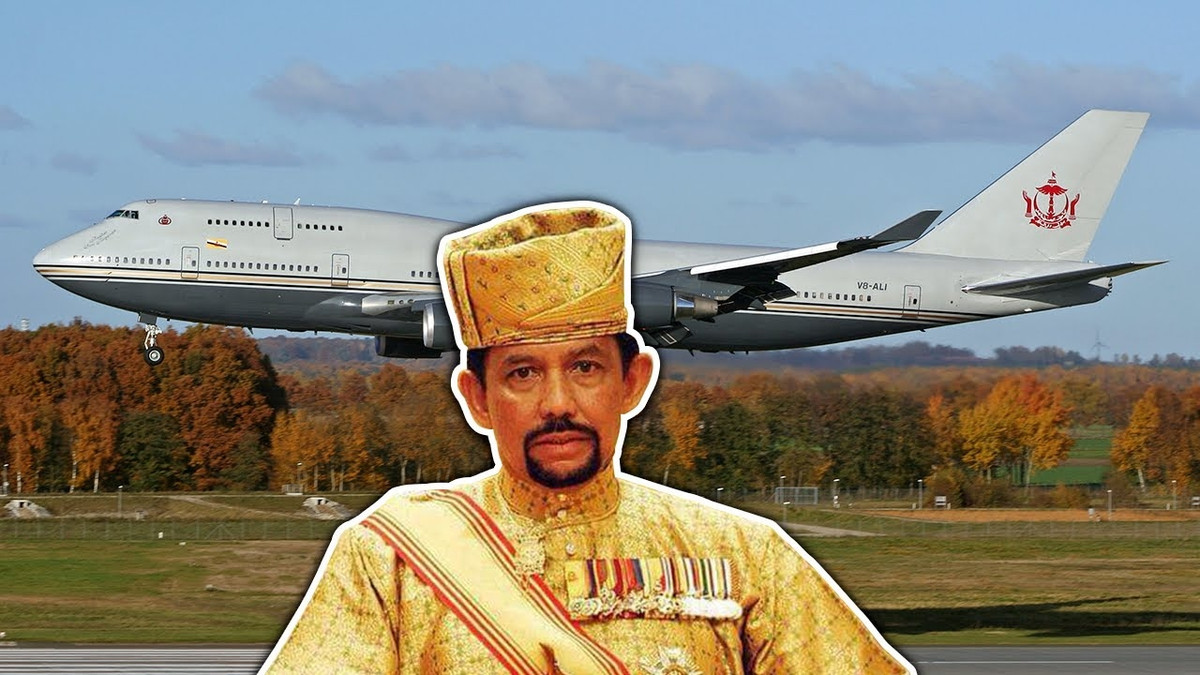 Boeing 747-430 của Quốc vương Brunei cũng là một chiếc máy bay tư nhân ngoạn mục. Nội thất bên trong dát vàng, bao gồm cả bồn rửa bằng vàng nguyên khối và pha lê Lalique.