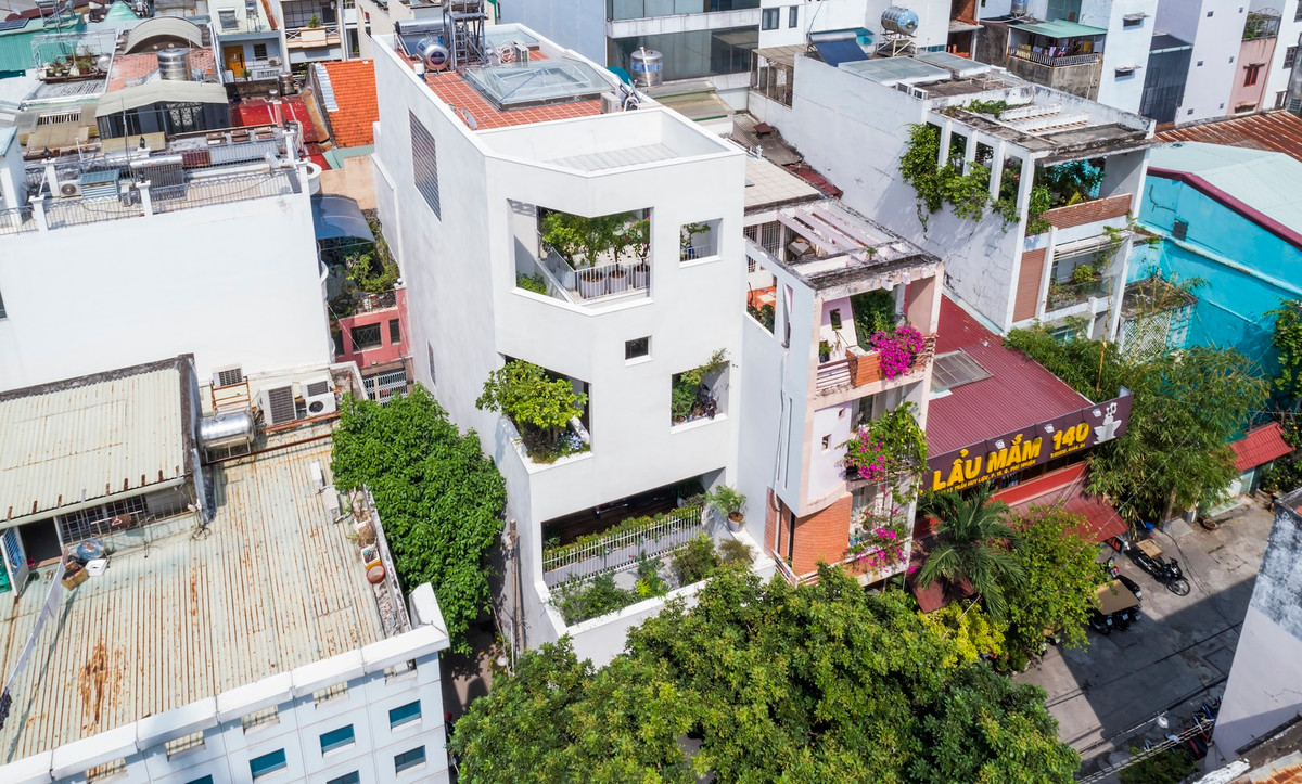 140THL là ngôi nhà trong chuỗi các dự án nhà ở đô thị nhỏ gọn mà nhóm kiến trúc 23o5 studio đang thực hiện. Trong chuỗi các dự án này, kiến trúc sư không chú trọng tìm kiếm sự mới lạ, thay vào đó tập trung đưa ra những giải pháp cụ thể và hiệu quả hơn cho các vấn đề về môi trường sống bên trong.