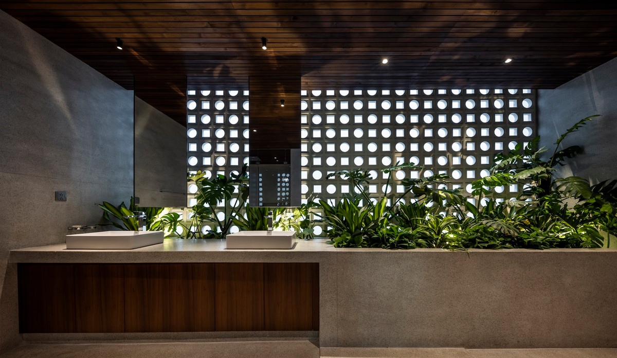 Khu vực nhà tắm cũng tràn ngập cây xanh.