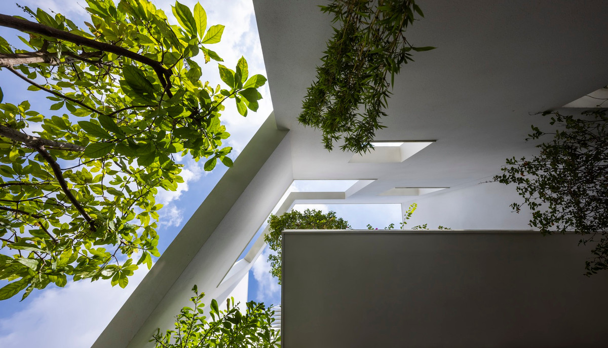 Lớp không gian này gián tiếp điều chỉnh nhiệt độ bên trong, đồng thời đóng vai trò là rào cản chống lại bụi bặm và tiếng ồn bên ngoài xâm nhập vào bên trong căn nhà.