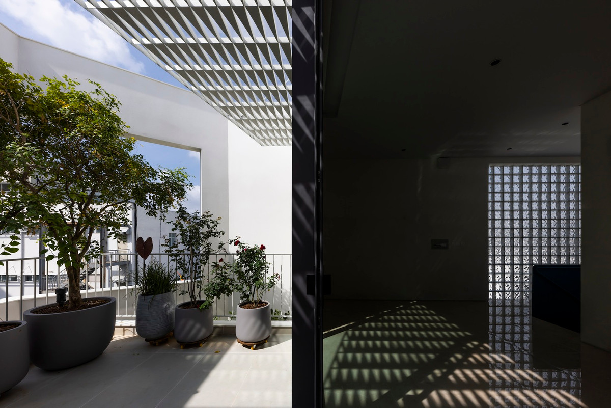 Việc sử dụng kính dày, nhiều lớp mang lại sự ổn định về nhiệt độ và giảm mức độ tiếng ồn đô thị.