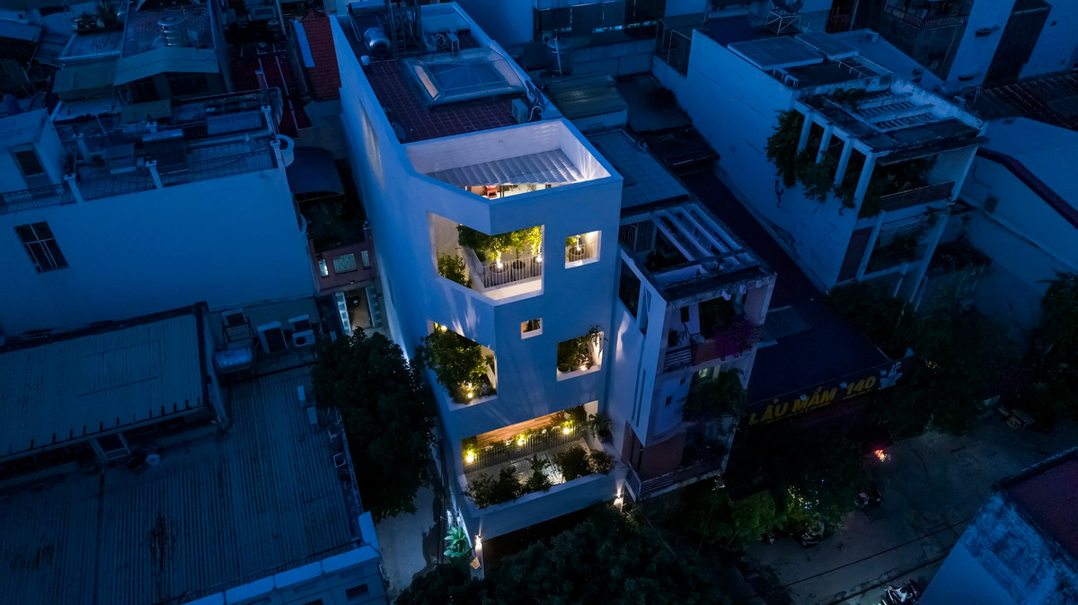 Nhà phố lung linh hơn dưới ánh đèn buổi tối. Nguồn ảnh: Hiroyuki Oki