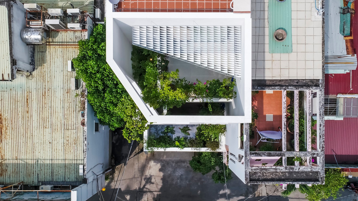 Để cải thiện môi trường sống, các không gian bên trong được ngăn cách với bên ngoài qua một lớp không gian xốp, hình thành các vùng bóng râm xanh mát.