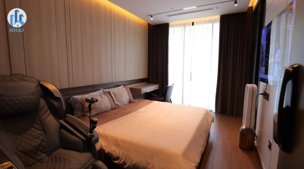 Từ tầng 2 trở lên là không gian riêng tư của gia chủ. Nữ diễn viên thiết kế nhiều phòng ngủ đáp ứng nhu cầu của các thành viên trong gia đình. Ảnh: chụp màn hình NhaF