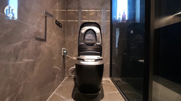 Phòng tắm với nội thất hiện đại. Ảnh: chụp màn hình NhaF