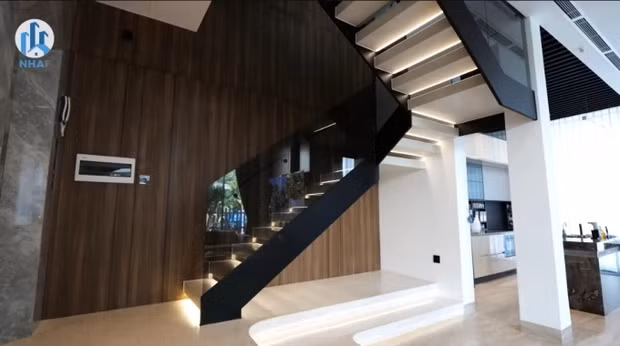 Thang bộ thiết kế đơn giản nhưng sang trọng. Ảnh: chụp màn hình NhaF