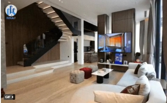 Toàn bộ tầng 1 được sử dụng để làm phòng khách, phòng bếp và phòng ăn. Ảnh: chụp màn hình NhaF