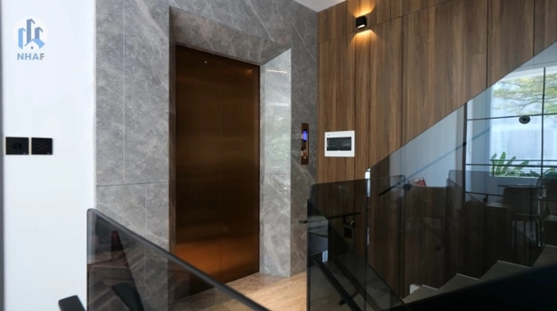 Ninh Dương Lan Ngọc còn đầu tư cả thang máy để thuận cho việc di chuyển. Ảnh: chụp màn hình NhaF