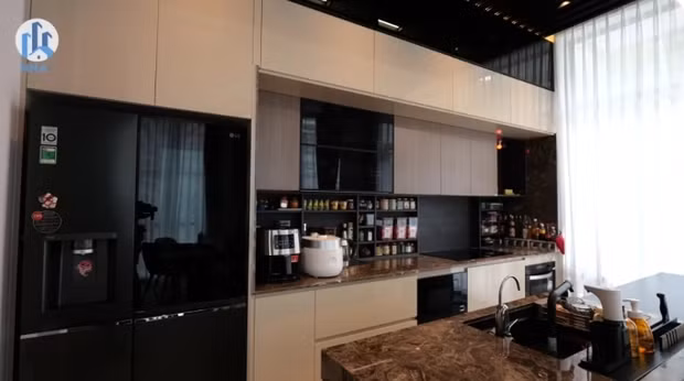 Phòng bếp nhỏ gọn nhưng hiện đại. Ảnh: chụp màn hình NhaF