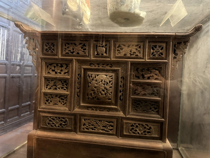 Bên trong nhà cổ, gia chủ trưng bày án thư, bình phong, câu đối, tủ thờ, bàn ghế, trường kỷ... Ảnh: Người lao động