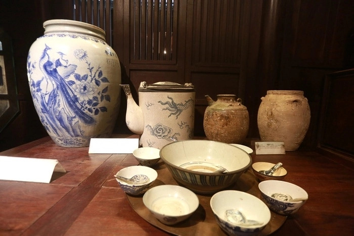 Mâm đồng dọn cơm cùng tủ sập cổ. Ảnh: Vietnamfinance