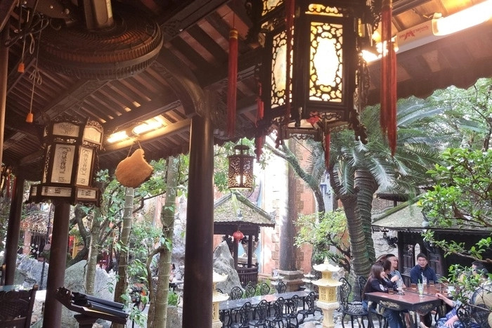 Khu nhà cổ đang mở cửa kinh doanh theo mô hình nhà hàng - quán cà phê. Ảnh: Vietnamfinance