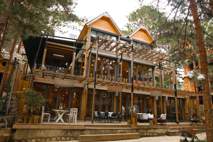 Căn biệt thự thứ 2 tại Đà Lạt nằm kế bên ngôi nhà thứ nhất. Công trình được thực hiện với ý tưởng tạo ra không gian thoáng đãng, các phòng nối thông. Ảnh: FBNV