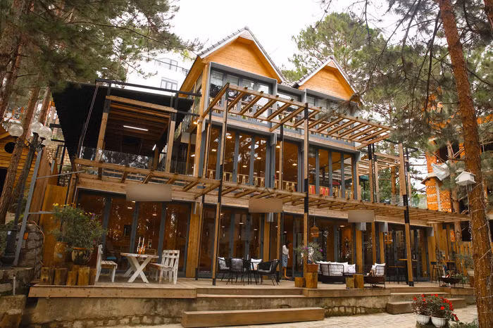 Căn biệt thự thứ 2 tại Đà Lạt nằm kế bên ngôi nhà thứ nhất. Công trình được thực hiện với ý tưởng tạo ra không gian thoáng đãng, các phòng nối thông. Ảnh: FBNV