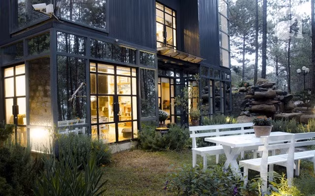 Từ năm 2017, đại gia Đức An lên kế hoạch xây nhà tại các địa điểm gần thành phố phục vụ nhu cầu nghỉ dưỡng của gia đình. Đại gia Đức An cho biết đã hoàn thiện 4 công trình tại Lâm Đồng và Khánh Hòa trong vòng 6 năm. Ảnh: FBNV