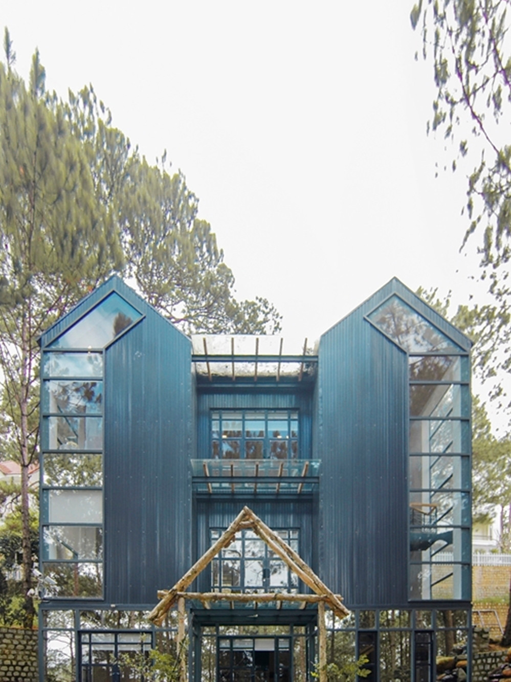 Ngôi nhà lấy cảm hứng từ phong cách Bắc Âu, với khung thép, tường gỗ và bốn mặt ốp kính. Ảnh: FBNV