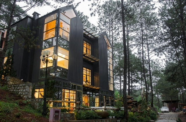 Tại Đà Lạt, vợ chồng Phan Như Thảo hoàn thiện căn biệt rộng 500 m2, trên con dốc dẫn lên đồi thông vào năm 2019. Ảnh: FBNV