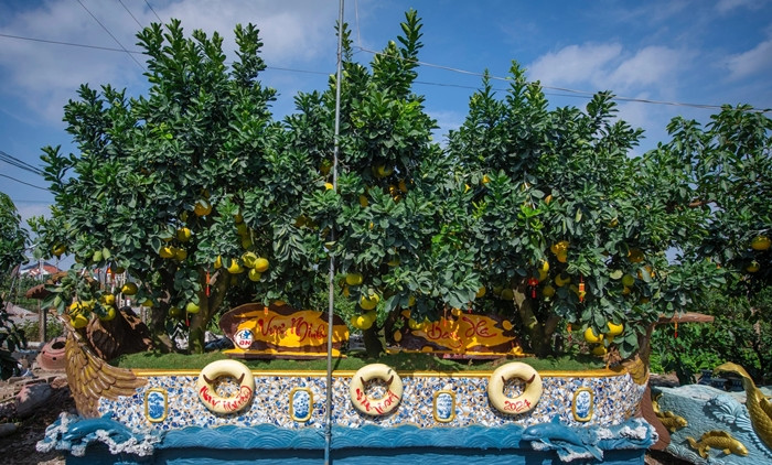 Nổi bật nhất là sản phẩm với tên gọi "Vươn mình bay xa" được rao bán với mức giá gần 300 triệu đồng, thể hiện như một chiếc thuyền chở theo 3 cây bưởi diễn sai trĩu quả, vượt sóng gió đi ra biển lớn. Ảnh: Dân trí