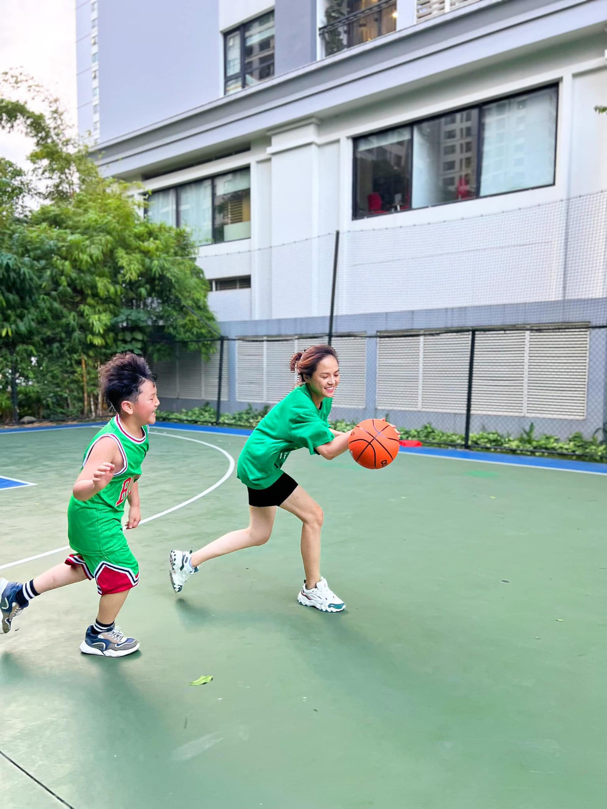 Dù là mẹ đơn thân, Thu Quỳnh vẫn lo cho con một cuộc sống đủ đầy. Nguồn ảnh: FB Nguyen Thu Quynh