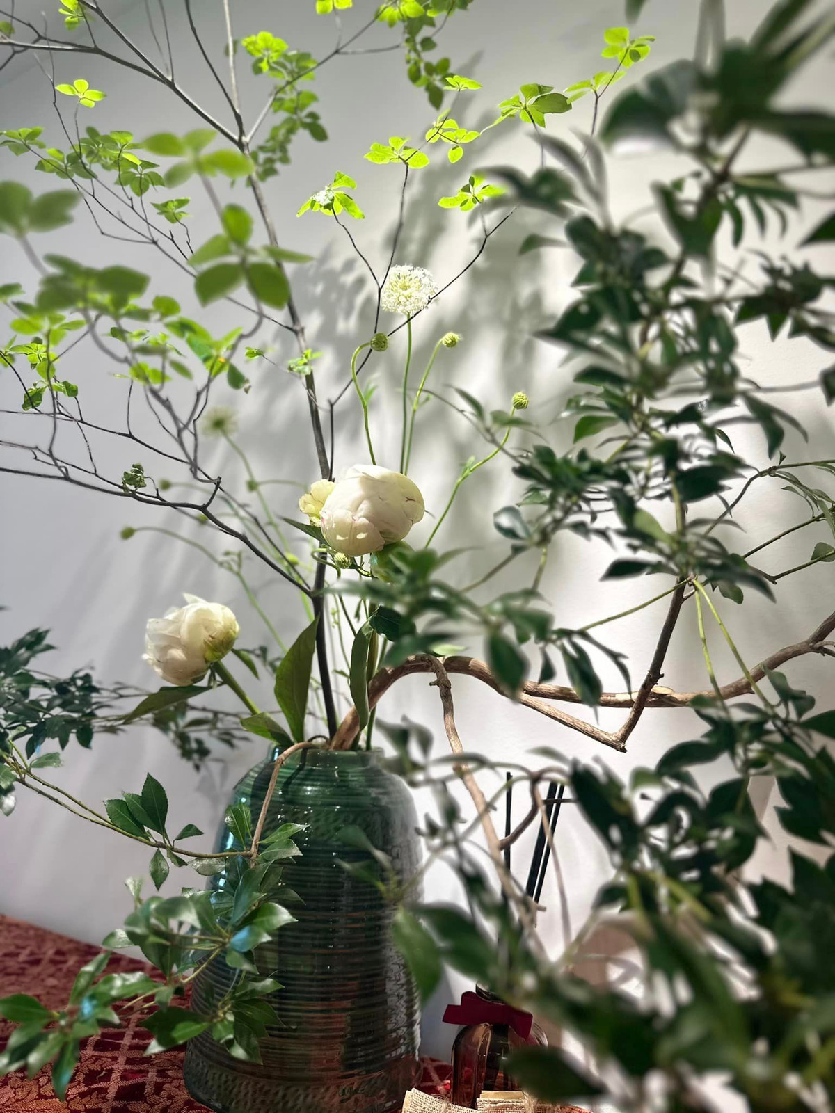 Trong nhà, Thu Quỳnh trang trí bằng những bình hoa tươi đẹp mắt.