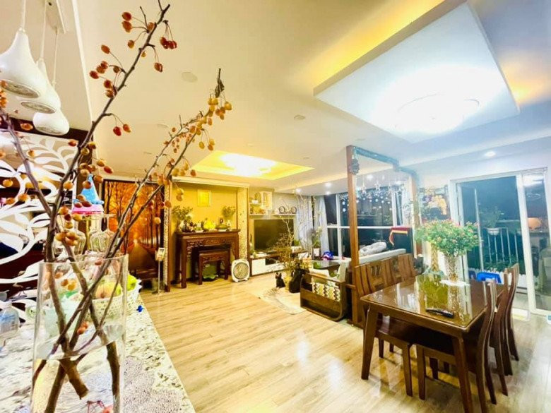 Ban công nhà Hoàng Trang hướng Tây, không gian lúc nào cũng nhiều ánh sáng. Nguồn ảnh: FBNV