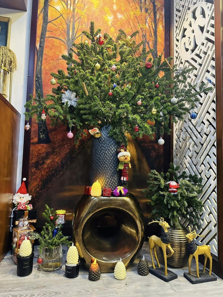 Mùa Giáng sinh, Hoàng Trang tô điểm cho tổ ấm bằng cây thông và những món đồ decor xinh xắn.