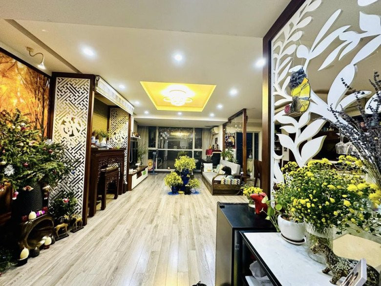 Mới đây, MC Hoàng Trang khoe cơ ngơi nhân một ngày cuối tuần. Có thể thấy, căn nhà của nữ MC khá rộng rãi. Phòng khách, bếp và phòng thờ cùng nằm trên một mặt sàn.