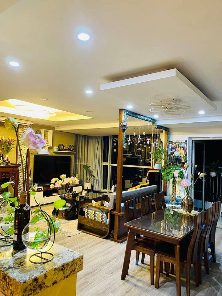 Ngoài đời, MC Hoàng Trang là một người vợ, người mẹ đảm đang, khéo léo. Trên trang cá nhân, nữ MC thường xuyên chia sẻ việc trang hoàng nhà cửa. Qua đó, không gian sống của người đẹp cũng được hé lộ.