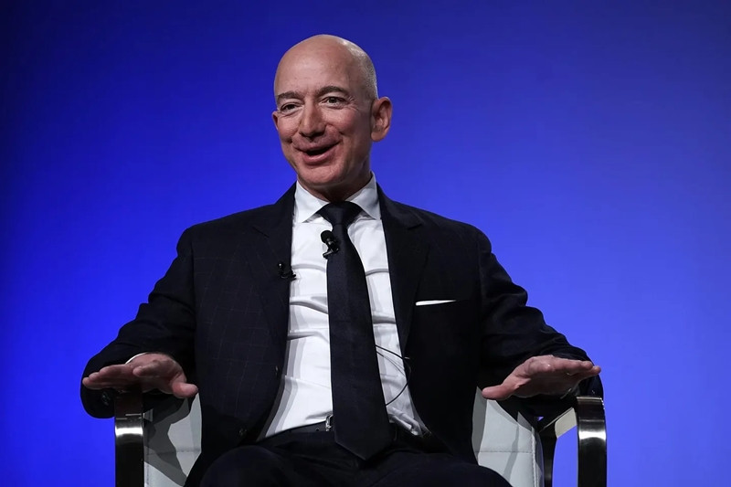 Colin Bryar, cựu phó Chủ tịch Amazon và là Giám đốc nhân sự của Bezos cho biết, tỷ phú Jeff Bezos thường tổ chức cuộc hợp kéo dài 4 tiếng hàng tuần với cấp dưới làm việc trực tiếp với mình thay vì họp riêng với từng người.