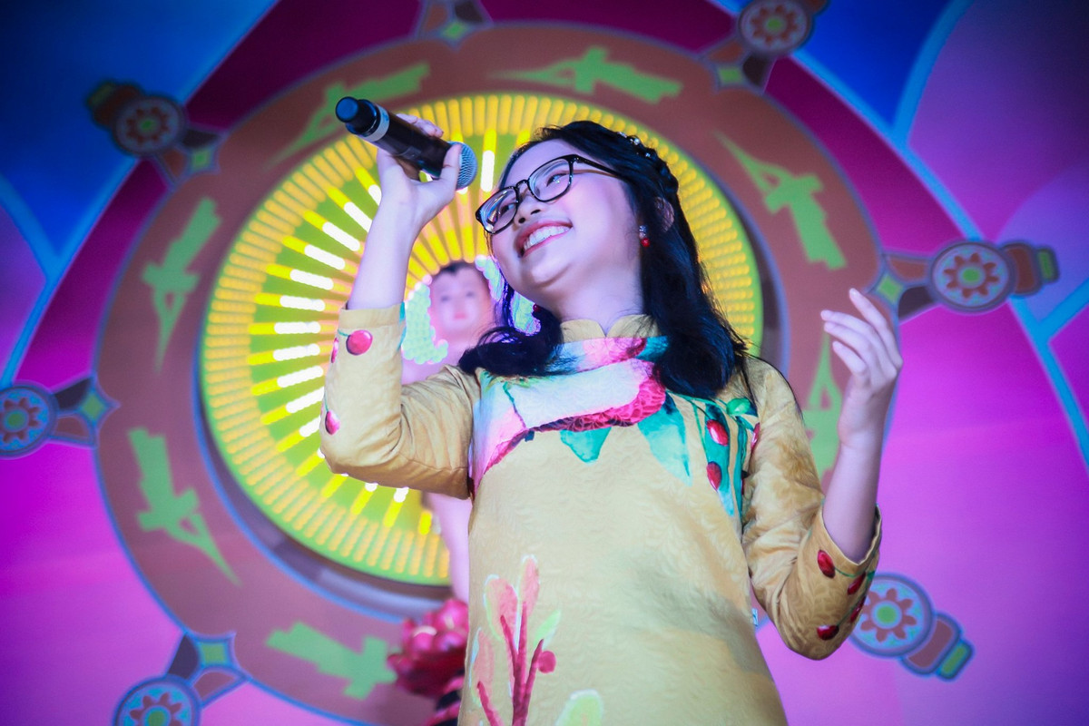 Quang Lê từng tiết lộ cát xê biểu diễn của Phương Mỹ Chi lên tới 6.000 USD, hơn 140 triệu đồng/show, mỗi lần lưu diễn sẽ tham gia 3 show.