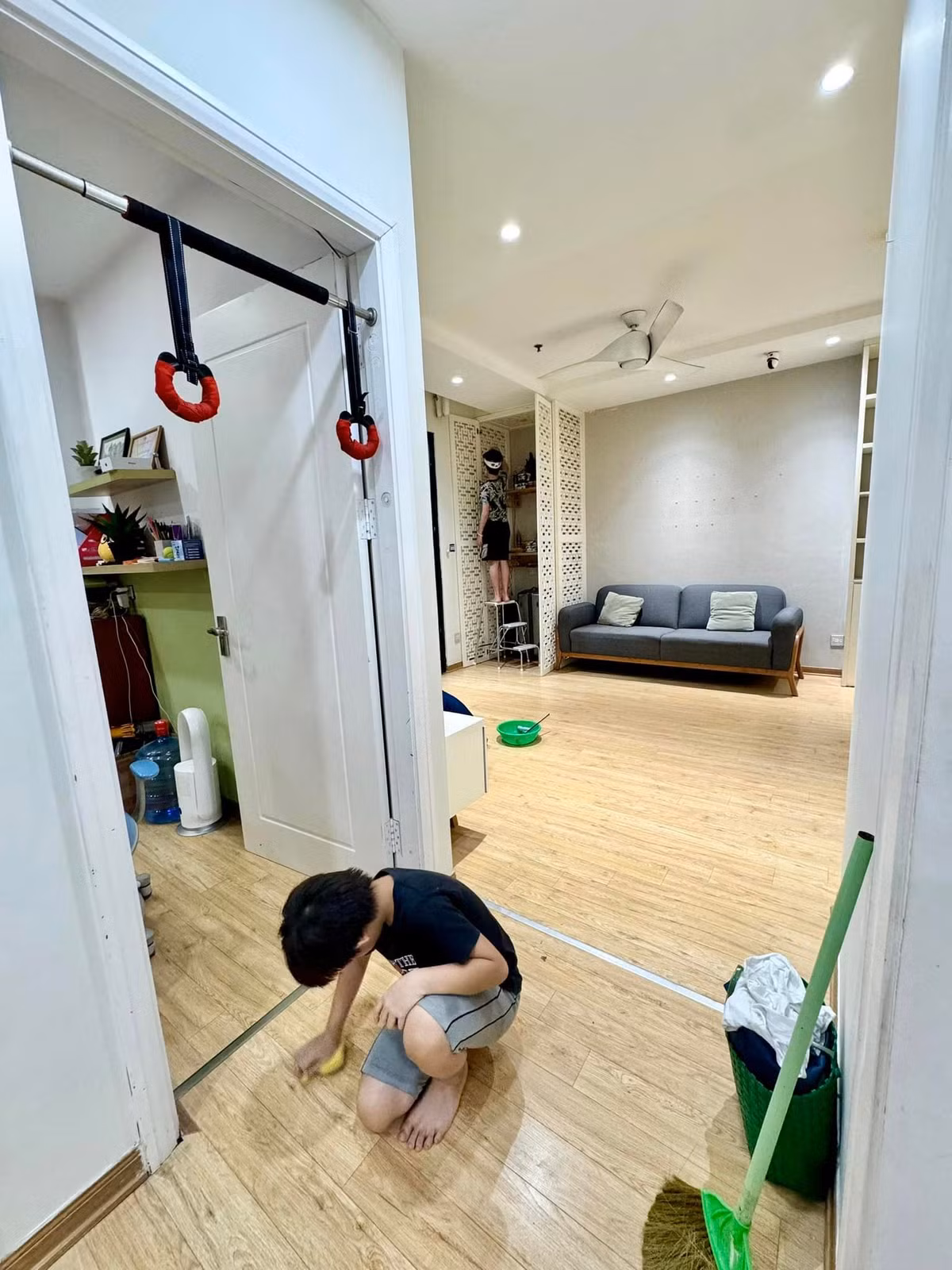 Sàn nhà ốp gỗ sáng màu.