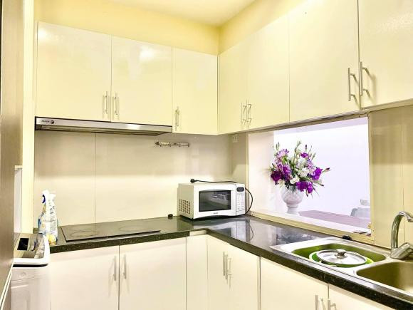 Dù diện tích nhỏ, căn hộ của MC Đan Lê vẫn được thiết kế khu bếp nhìn ra cửa sổ
