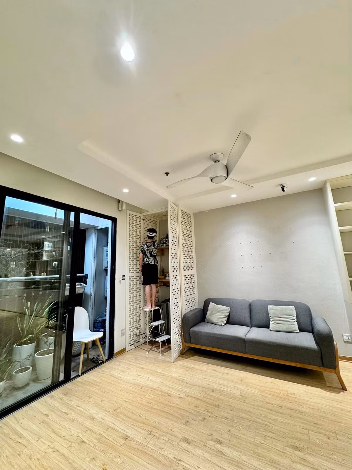 Cách đây không lâu, MC Đan Lê chia sẻ về việc sửa sang lại không gian sống theo sở thích. Sau một thời gian "tút tát", căn hộ của MC Đan Lê đã khoác lên mình diện mạo mới.